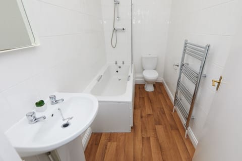 City Townhome, 4 Bedrooms, Kitchen, Garden View | Bathroom | Combined shower/tub, towels, soap, toilet paper