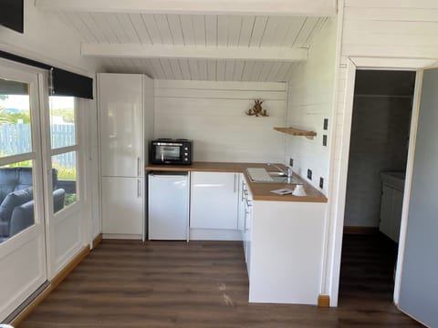 Cabin | Private kitchen | Fridge, microwave, oven, stovetop