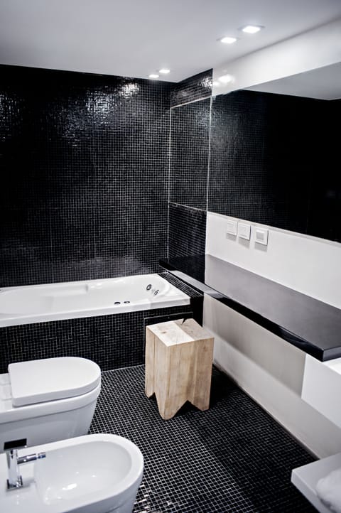 Deluxe Suite | Bathroom | Free toiletries, hair dryer, bidet, towels