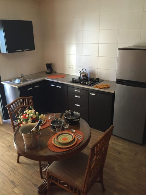 Deluxe Studio, 1 King Bed, Kitchen, Garden View | Private kitchen | Fridge, microwave, stovetop, coffee/tea maker