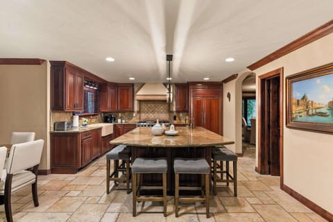 Well-equipped kitchen with island and dining space