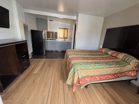 Basic Single Room, 1 Queen Bed, Kitchenette | Free WiFi, bed sheets