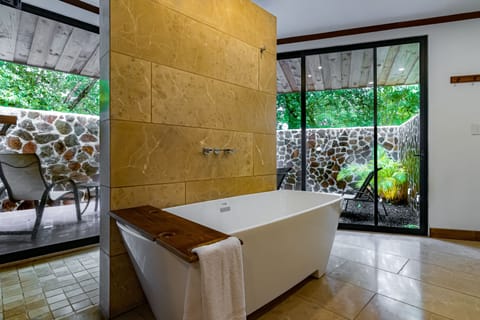 Honeymoon Suite | Bathroom | Towels, soap, shampoo, toilet paper