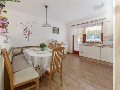 House, Home, Cottage, Estate, Driveway, Balcony, Siding, Villa