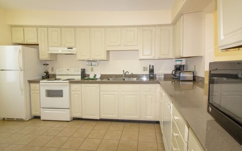 Standard Townhome, 4 Bedrooms | Private kitchen | Full-size fridge, microwave, stovetop, dishwasher