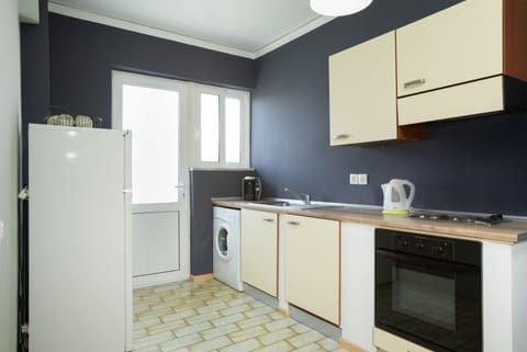 Apartment, 3 Bedrooms | Private kitchenette | Fridge, stovetop, coffee/tea maker, electric kettle