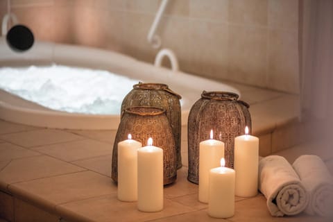 Sauna, hot tub, steam room