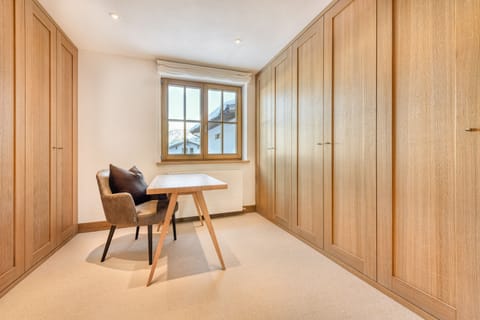 House | 4 bedrooms, desk