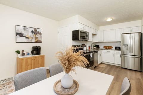 Fully Furnished Eat-In Kitchen