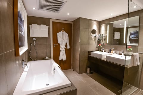 Executive Suite | Bathroom | Hydromassage showerhead, free toiletries, towels, soap