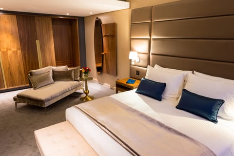 Executive Suite | Premium bedding, minibar, in-room safe, desk