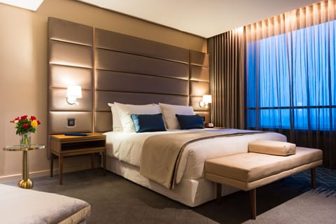 Executive Suite | Premium bedding, minibar, in-room safe, desk