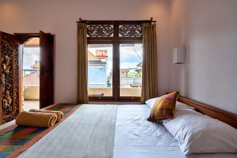 Double Room | Bathroom | Shower, rainfall showerhead, free toiletries, bidet