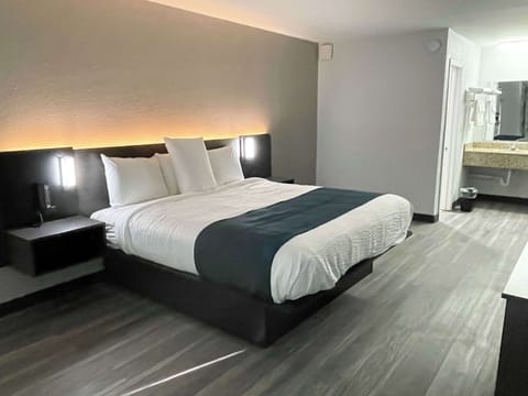 Standard Room, 1 King Bed, Non Smoking, Refrigerator & Microwave | Desk, laptop workspace, blackout drapes, free WiFi