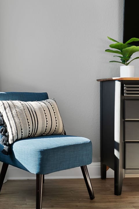 Lay back, relax, and enjoy the tranquility of this bedroom. 🏡🌙