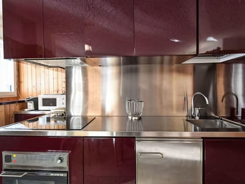 Kitchen, Kitchen Appliance, Countertop, Major Appliance, Interior Design, Kitchen Sink, Cabinetry, Sink, Tap, Home Appliance