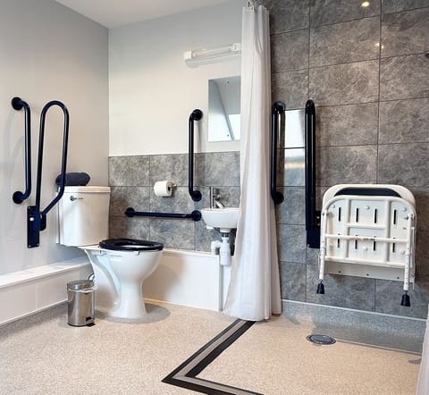 Classic Double or Twin Room | Bathroom | Shower, free toiletries, hair dryer, towels