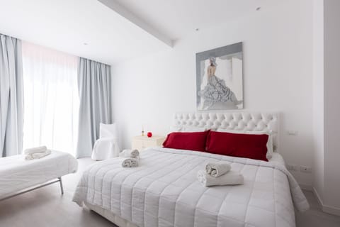 Junior Suite | Premium bedding, in-room safe, desk, blackout drapes