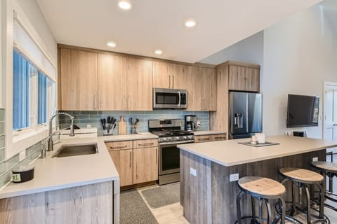 Modern full-size and fully equipped kitchen.