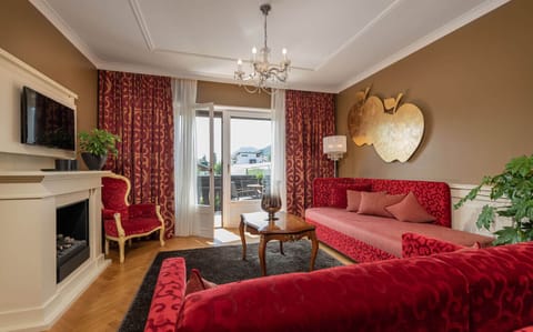 Deluxe Suite, Balcony, Mountain View | In-room safe, soundproofing, free WiFi