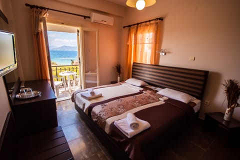 Double Room, Sea View | In-room safe, desk, soundproofing, iron/ironing board