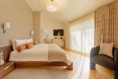 Signature Room | Premium bedding, in-room safe, individually decorated