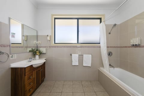 Villa (King) | Bathroom | Hair dryer, towels