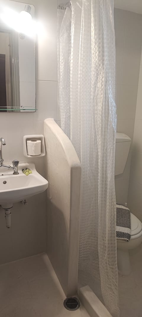 Classic Double Room, Ensuite, City View (2 Single Beds) | Bathroom | Shower, towels