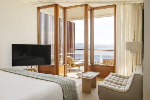 Junior Suite Sea View | Hypo-allergenic bedding, minibar, in-room safe, desk