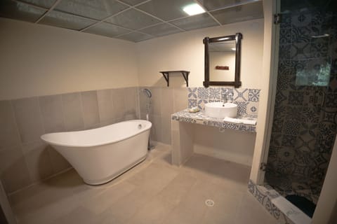 Standard Triple Room, Balcony | Bathroom | Shower, hair dryer, bidet, towels