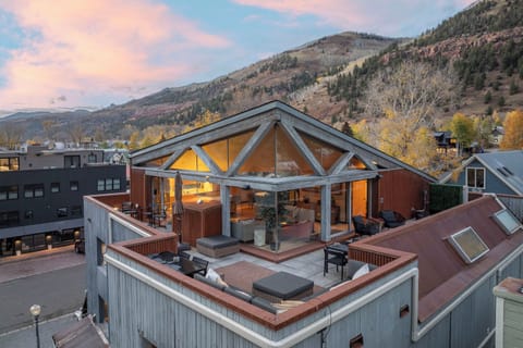1.0-spritz-house-telluride-penthouse-deck-and-living-area