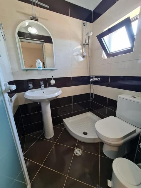 Quadruple Room | Bathroom | Shower, bathrobes, towels, toilet paper