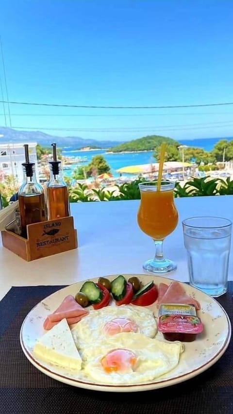 Continental breakfast on weekends (EUR 5 per person)