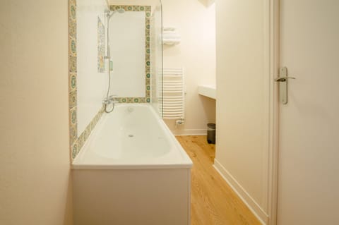 Superior Room | Bathroom | Free toiletries, hair dryer, towels, soap