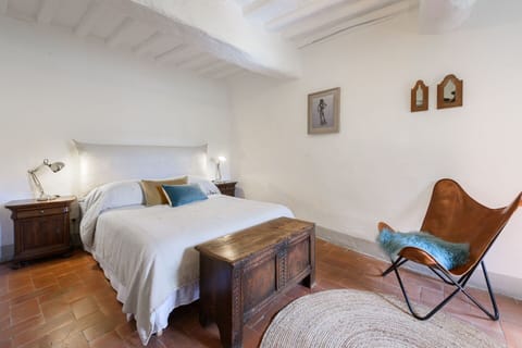 Furniture, Interior Design, Wall, Bed, Flooring, Bedroom, Floor, Wood, Room, Bed Sheet