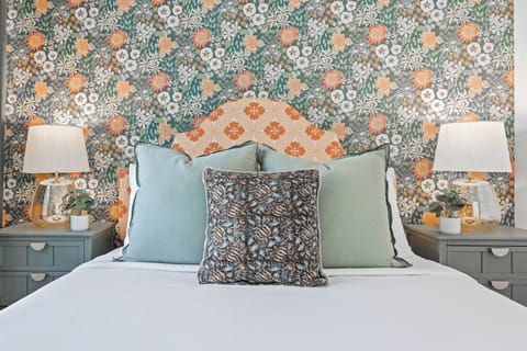 House 1 - 2nd Floor Bedroom - Queen bed