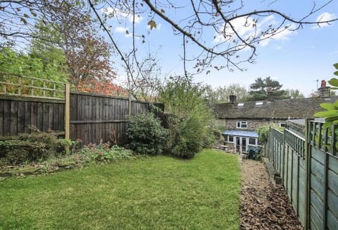 Batemill Cottage, Birch Vale - Host & Stay