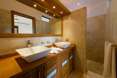 Penthouse, 4 Bedrooms, Jetted Tub (Discounted Price) | Bathroom | Shower, hair dryer, towels, soap