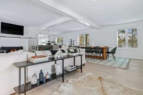 From fireside lounging to dinner party hosting, this space has it all—style, flow, and those dreamy forest views.