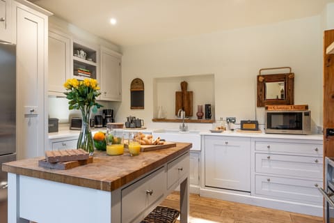 North End House Kitchen - StayCotswold