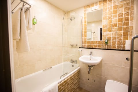 Double Room | Bathroom | Hair dryer, towels, soap, shampoo