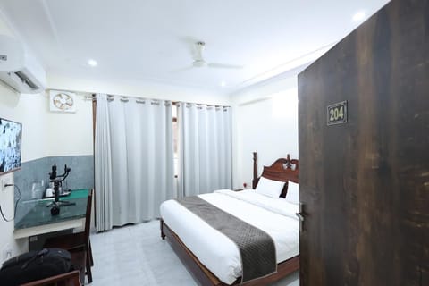 Desk, laptop workspace, free WiFi