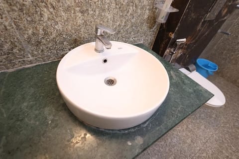 Deluxe Double Room | Bathroom | Shower, free toiletries, towels, soap