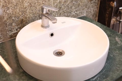 Deluxe Double or Twin Room | Bathroom | Shower, free toiletries, towels, soap