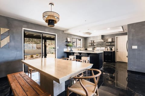 House (3 Bedrooms) | In-room dining