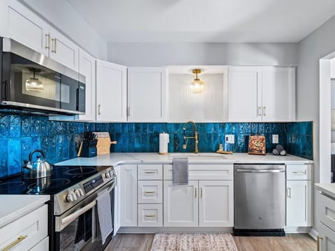 A breathtaking kitchen with a bold and elegant design! 💙✨ Featuring stunning blue tile backsplash, sleek white cabinetry, and gold accents, this space is a perfect blend of style and functionality. 🍽️🏡 #KitchenDesign #BoldInteriors #Mod