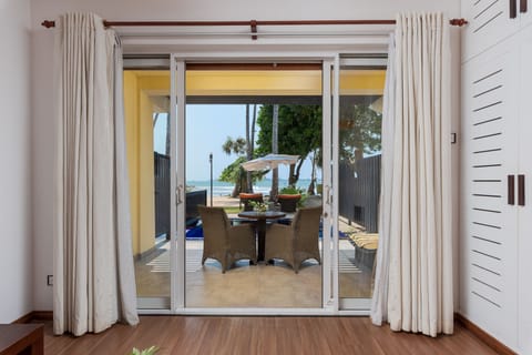 DELUXE ROOM PLUNGE POOL WITH PRIVATE JACUZZI AND SEA VIEW | Minibar, in-room safe, desk, soundproofing