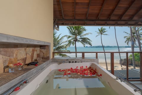 PRIVILEGE SUITE WITH PRIVATE JACUZZI AND SEA VIEW | Minibar, in-room safe, desk, soundproofing