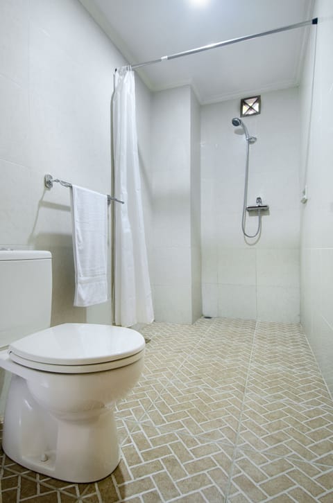 Superior Room | Bathroom | Shower, free toiletries, towels