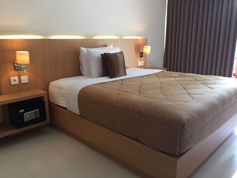 Deluxe Room | Desk, laptop workspace, rollaway beds, free WiFi